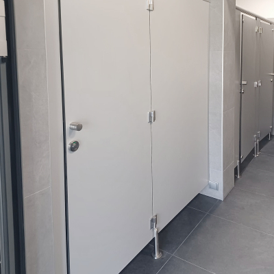 SANITÁRNE KABÍNKY A PRIEČKY