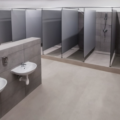 SANITÁRNE KABÍNKY A PRIEČKY